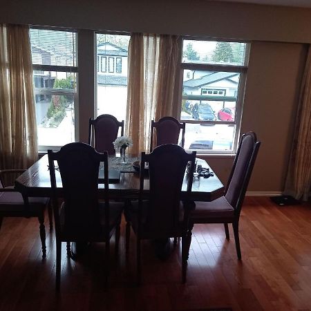 Green&White House Apartment Coquitlam Bagian luar foto