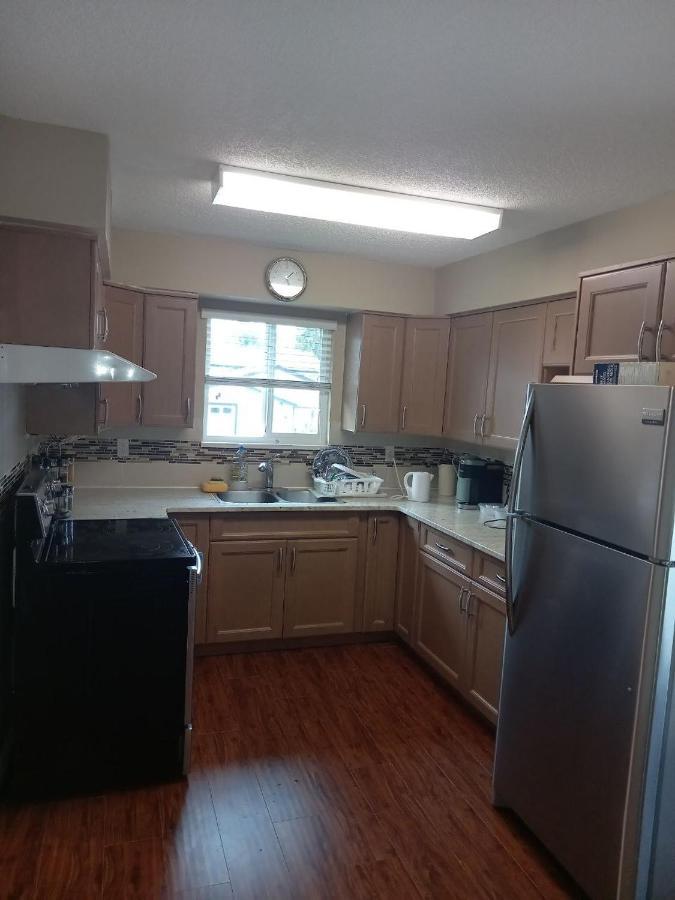 Green&White House Apartment Coquitlam Bagian luar foto