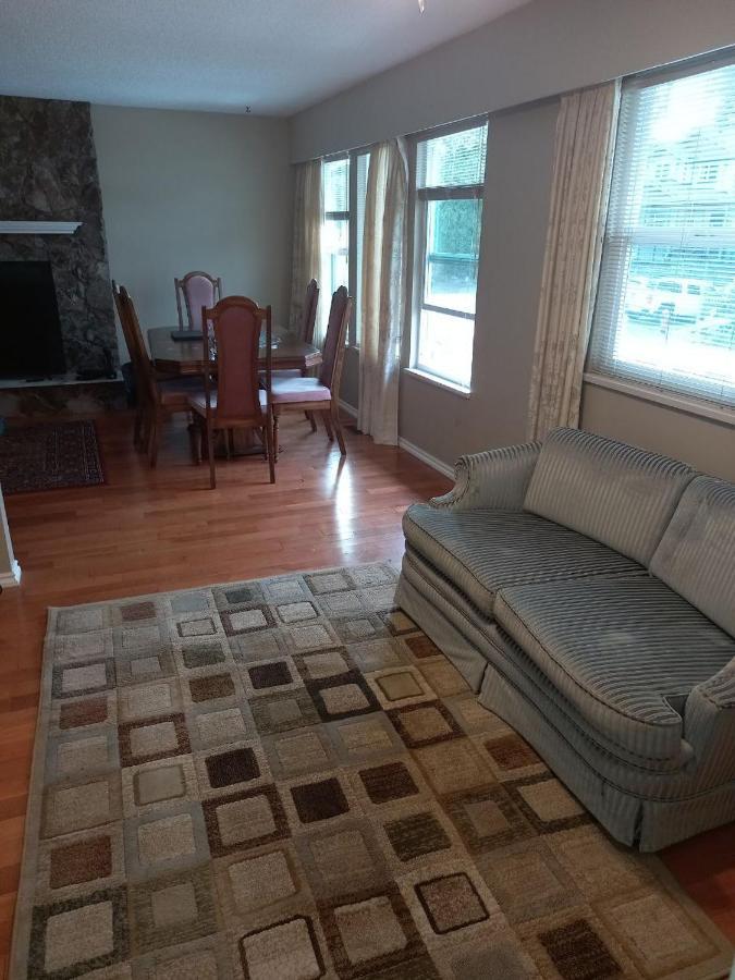 Green&White House Apartment Coquitlam Bagian luar foto