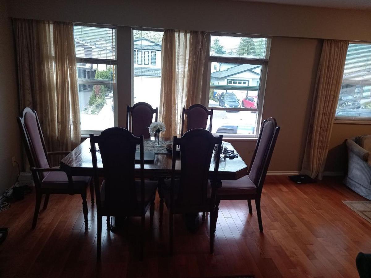 Green&White House Apartment Coquitlam Bagian luar foto